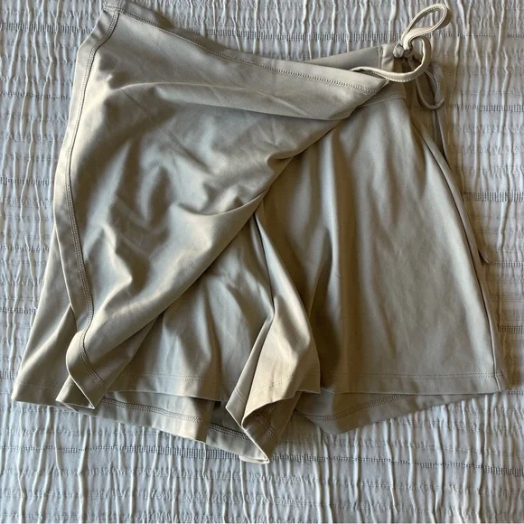 MWL Flex Wrap Skort in Wet Sand Tan Medium Like New - Picture 4 of 9